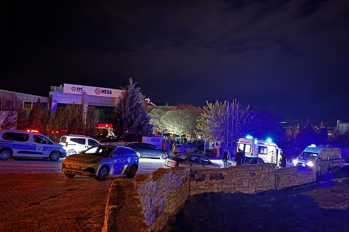 Elazığ'da ısı yalıtım malzemeleri üreten fabrikada çıkan yangında 16 işçi dumandan etkilendi, bir...