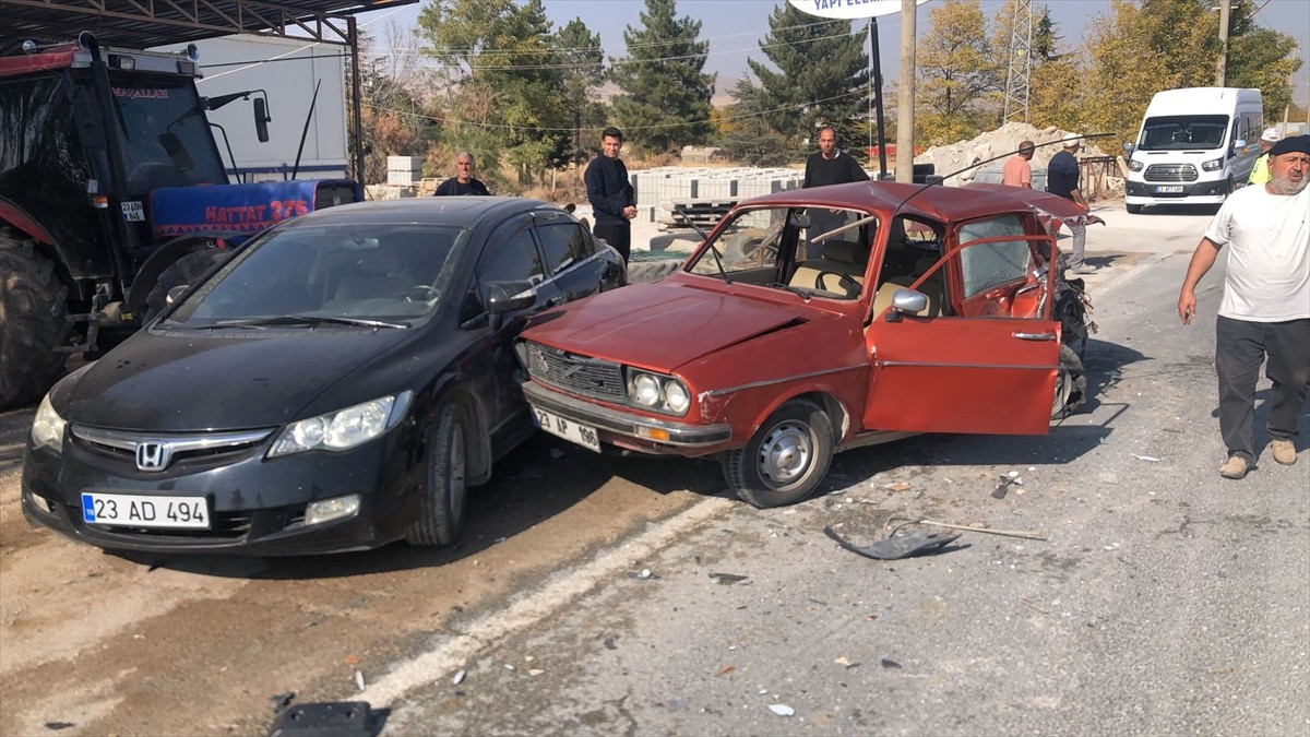 Elazığ'da kamyon ile otomobilin çarpıştığı kazada 1 kişi öldü.