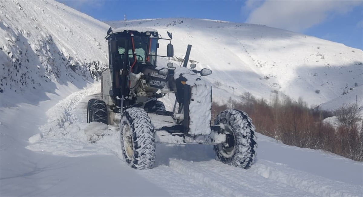 Elazığ'da kar ve tipi nedeniyle ulaşıma kapanan 108 köy yolundan 79'unda ulaşım sağlanıyor. Öte...
