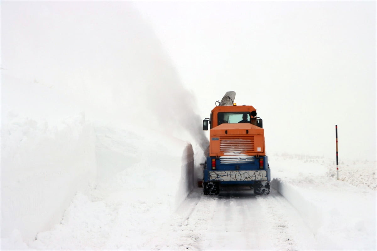 Elazığ'da kar ve tipi nedeniyle ulaşıma kapanan 344 köy yolundan 169'u açıldı.
