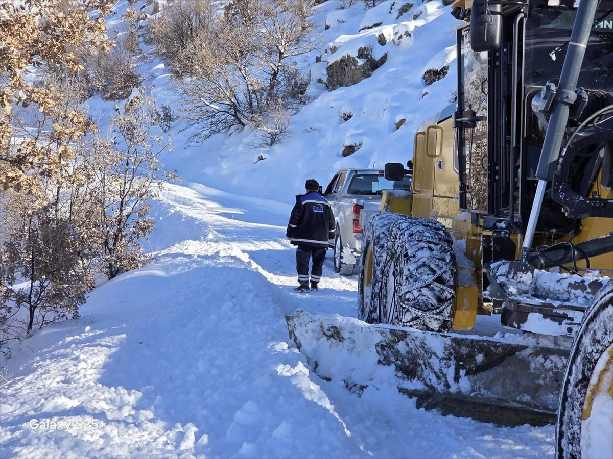 Elazığ'da kar ve tipi nedeniyle ulaşıma kapanan 407 köy yolundan 148'i yeniden ulaşıma...