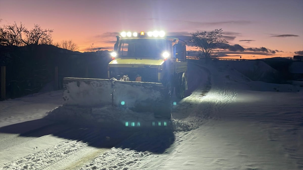 Elazığ'da kar ve tipi nedeniyle ulaşıma kapanan 88 köy yolu yeniden ulaşıma açıldı.