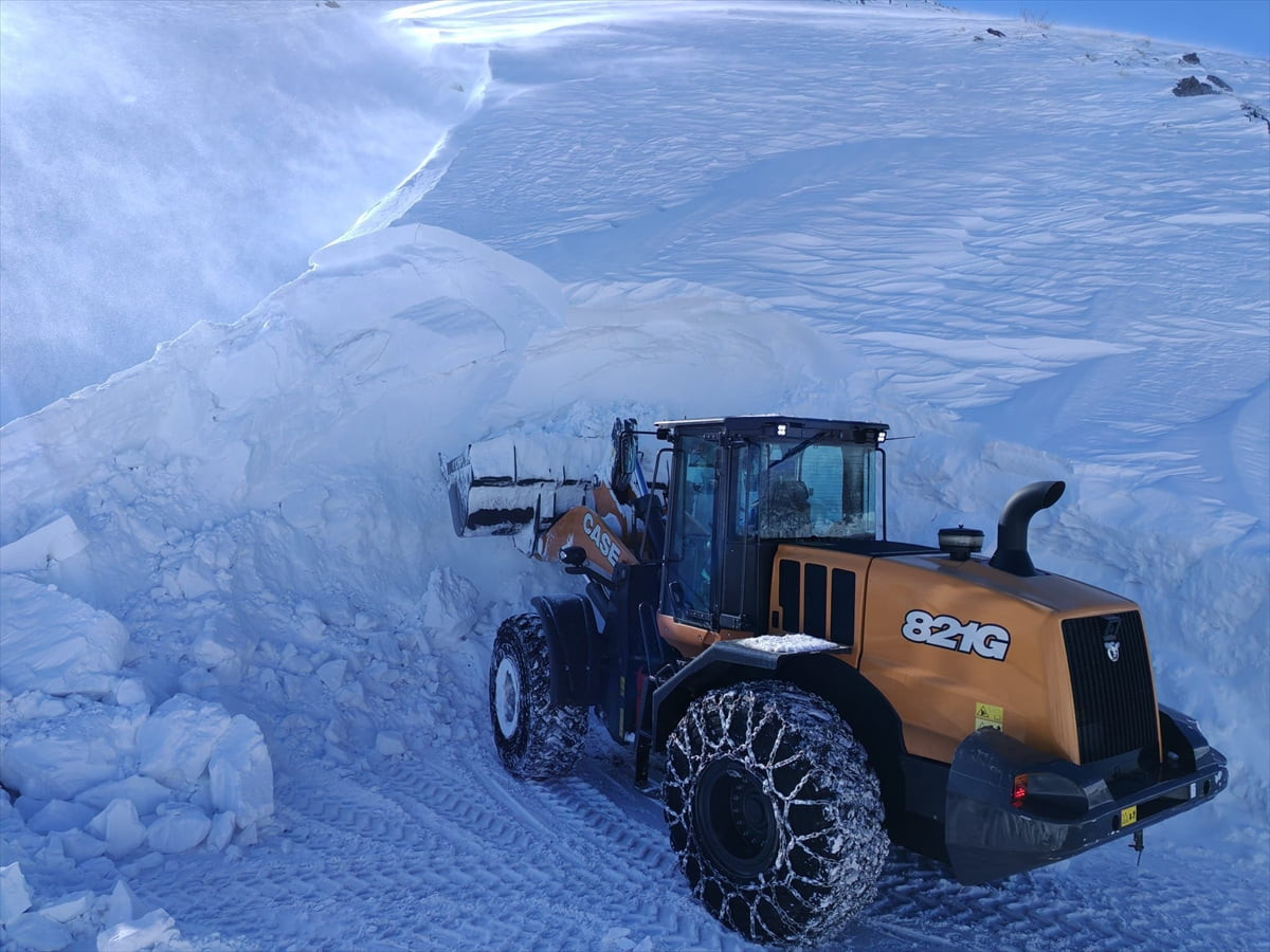 Elazığ'da kar yağışı nedeniyle yolu kapanan 115 yerleşim yerinden 72'sine ulaşım sağlandı....