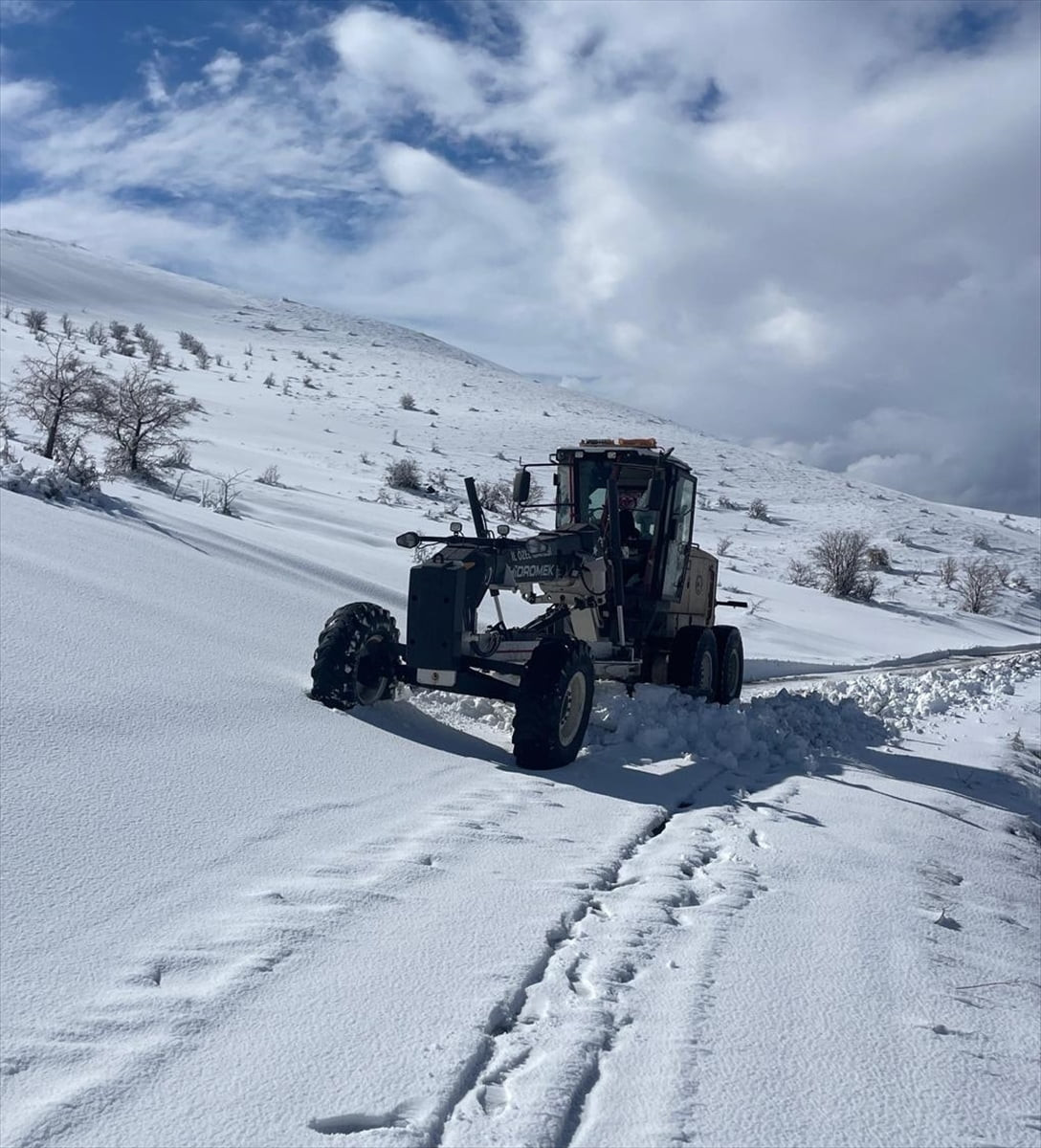 Elazığ'da kar yağışı nedeniyle yolu kapanan 129 köyden 39'una ulaşım sağlandı. Kentte etkisini...