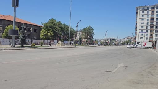 Elazığ'da kavurucu sıcaklardan dolayı cadde ve sokaklar boş kaldı