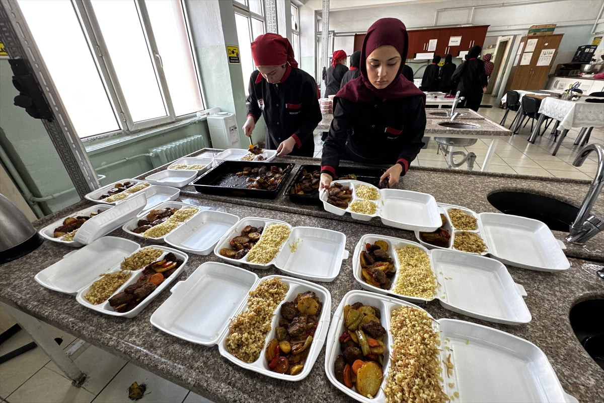 Elazığ'da kız meslek lisesi öğrencileri, ramazanda özenle hazırladıkları yemek, çorba ve...