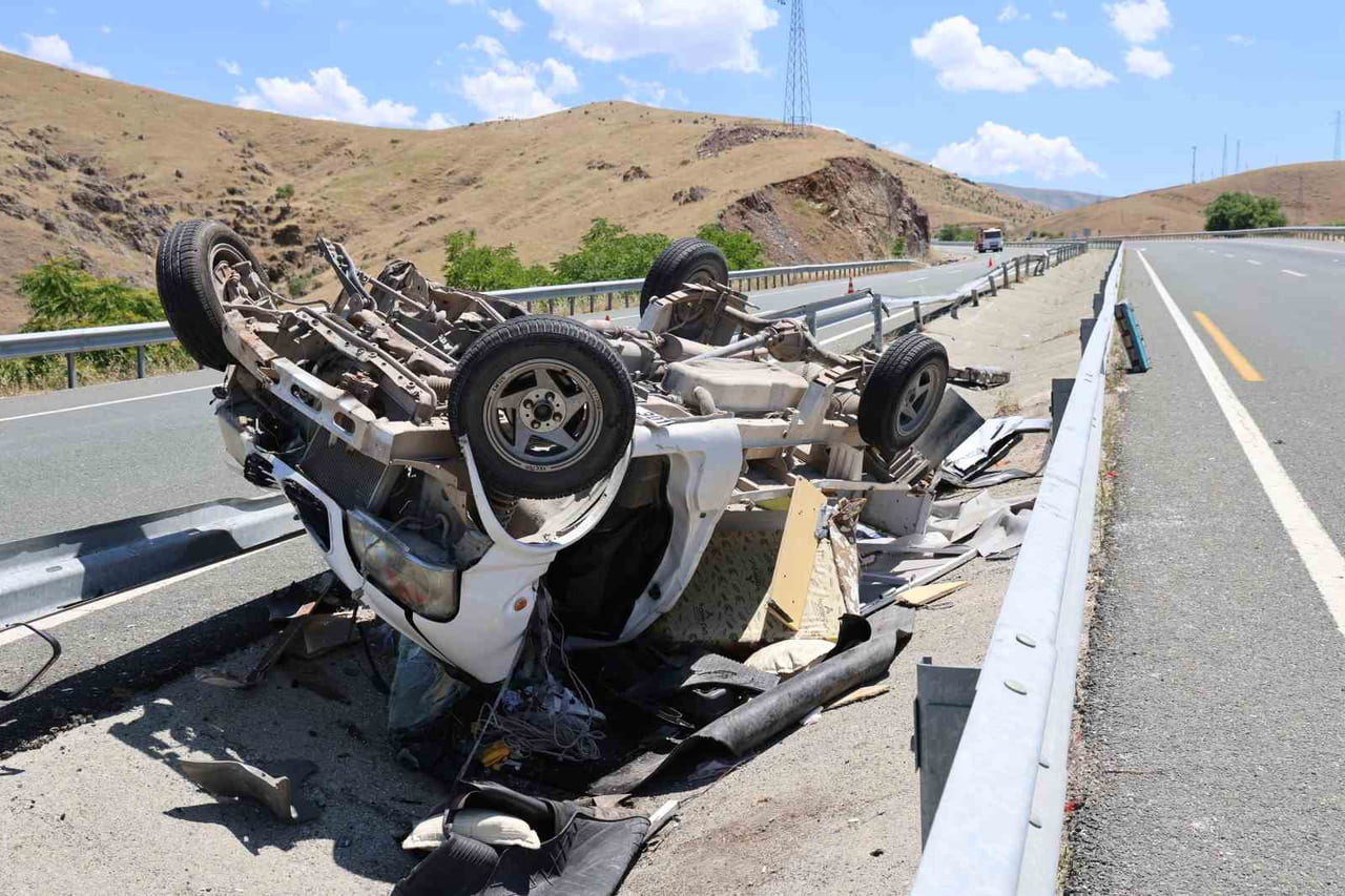 ELAZIĞ'DA KONTROLDEN ÇIKAN KAMYONET, REFÜJDEKİ SU KANALINA DEVRİLDİ. ARAÇTA SIKIŞAN 2 YARALI...
