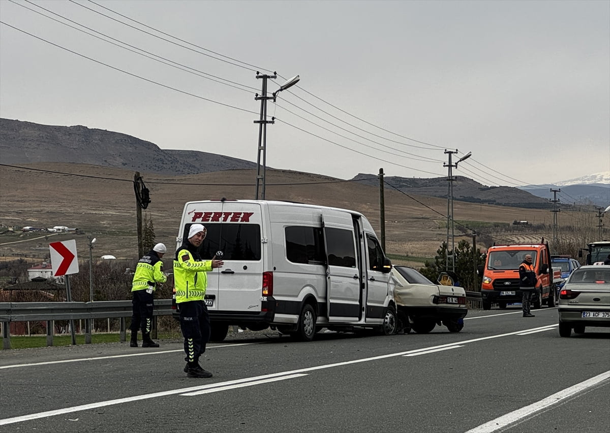 Elazığ'da minibüs ile otomobilin çarpışması sonucu biri ağır 4 kişi yaralandı.