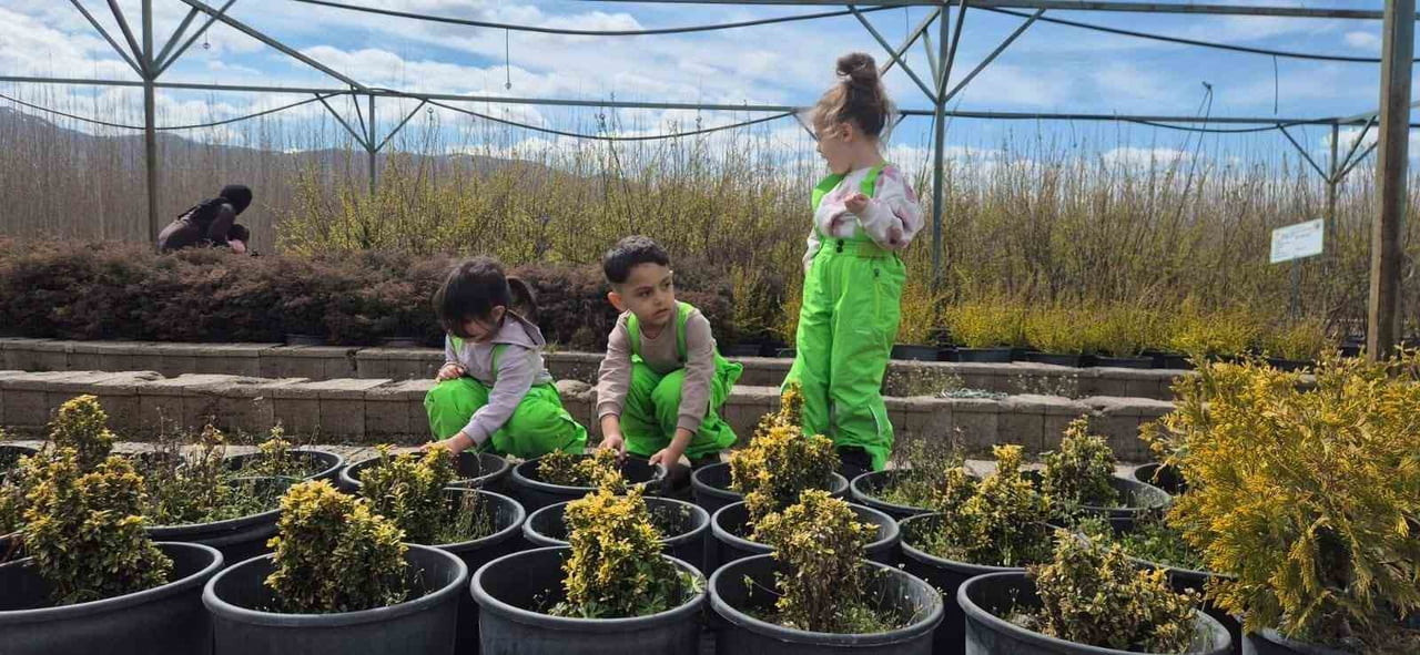 ELAZIĞ'DA MİNİK ÖĞRENCİLER FİDANLIKTA DOĞAYLA BULUŞTU