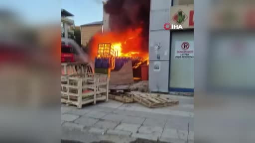 Elazığ'da palet yangını binaya sıçradı: Gökyüzünü kara dumanlar kapladı