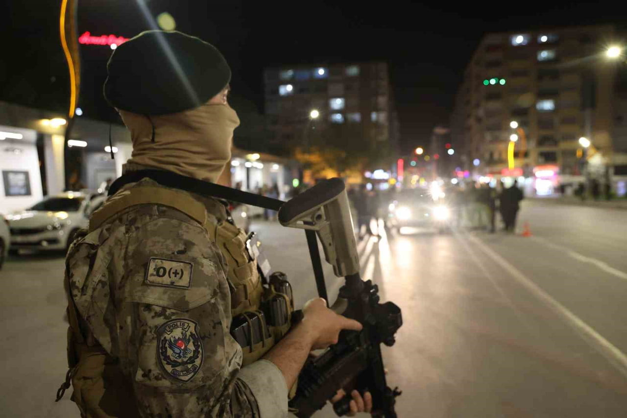 ELAZIĞ'DA POLİS EKİPLERİNCE KENT GENELİNDE GENİŞ KAPSAMLI 'HUZUR' OPERASYONU...