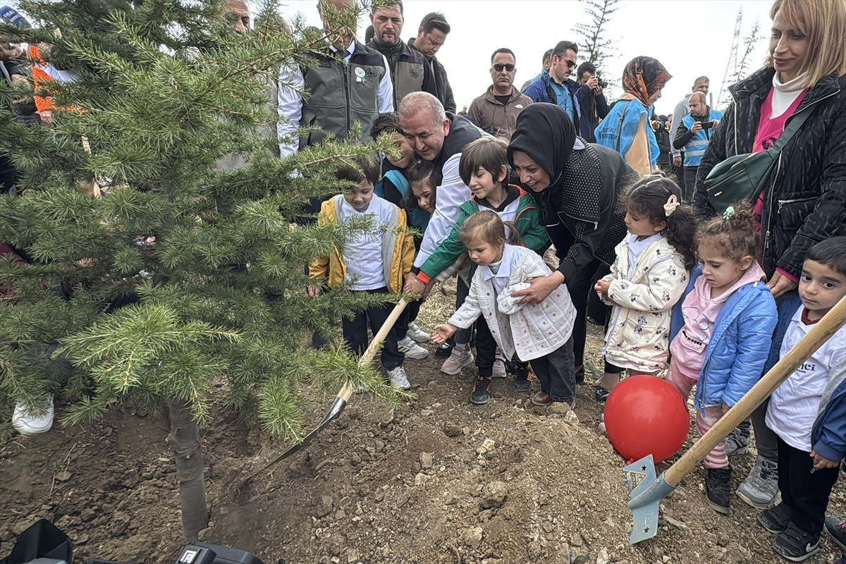 Elazığ'da, "Geleceğe Nefes Cumhuriyete Nefes" teması ve "Şahidimiz Toprak, İmzamız Fidan, Sevdamız...
