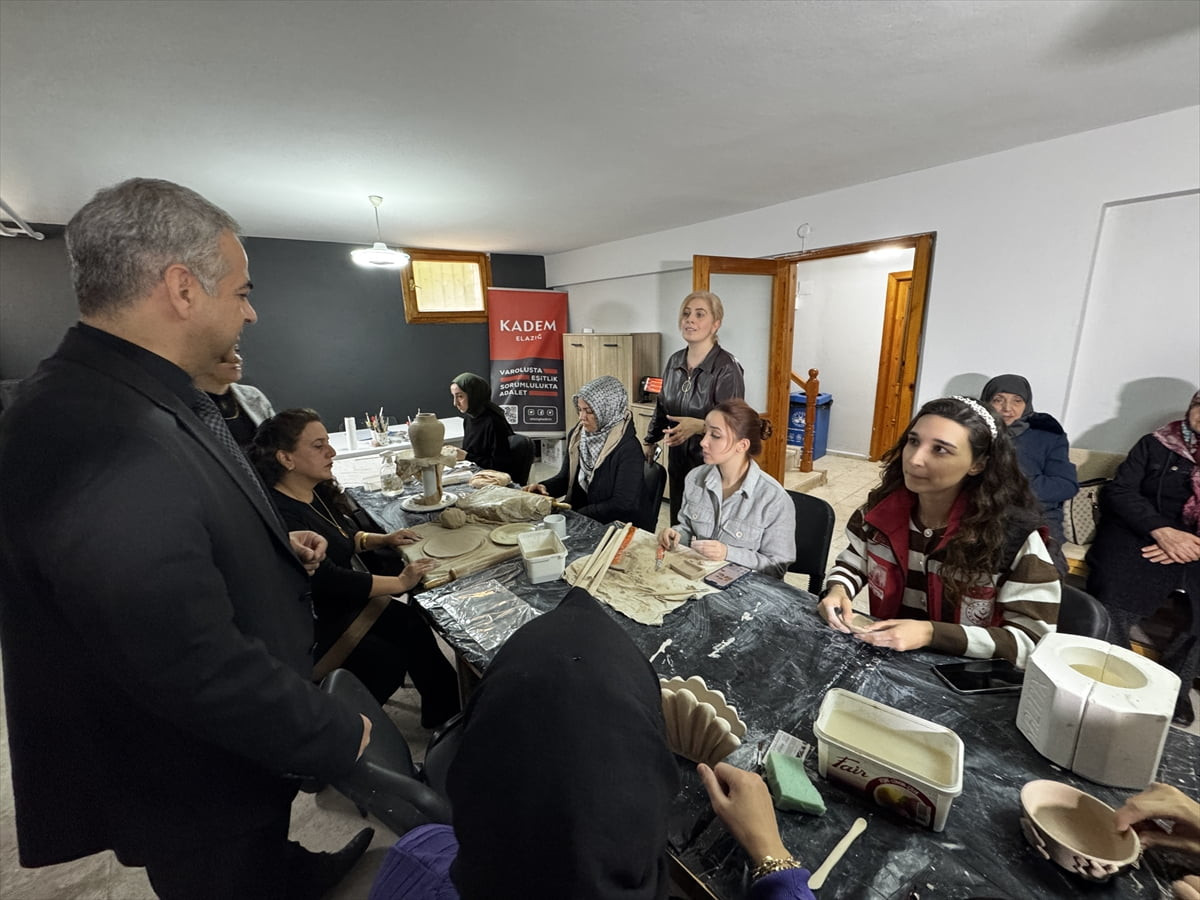 Elazığ'da "Sanata Teşvik ve Sanatla Yaşam Programı" kapsamında açılan seramik ve el sanatları...