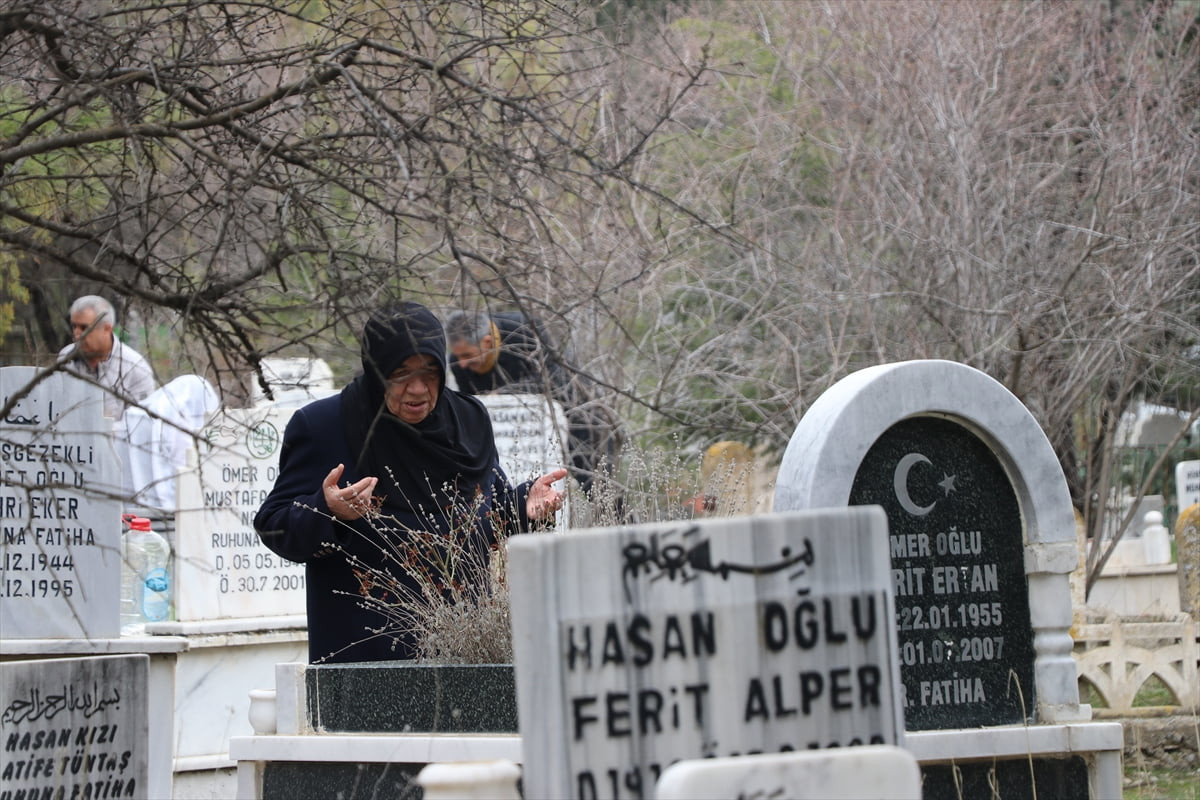 Elazığ'da Ramazan Bayramı öncesi vatandaşlar, mezarlık ziyareti yaptı. Sabahın erken saatlerinden...