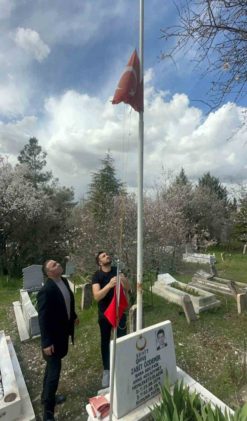 ELAZIĞ'DA ŞEHİTLERİN KABİRLERİNDE SOLMUŞ  VE DEFORME OLMUŞ BAYRAKLAR YENİLERİYLE...