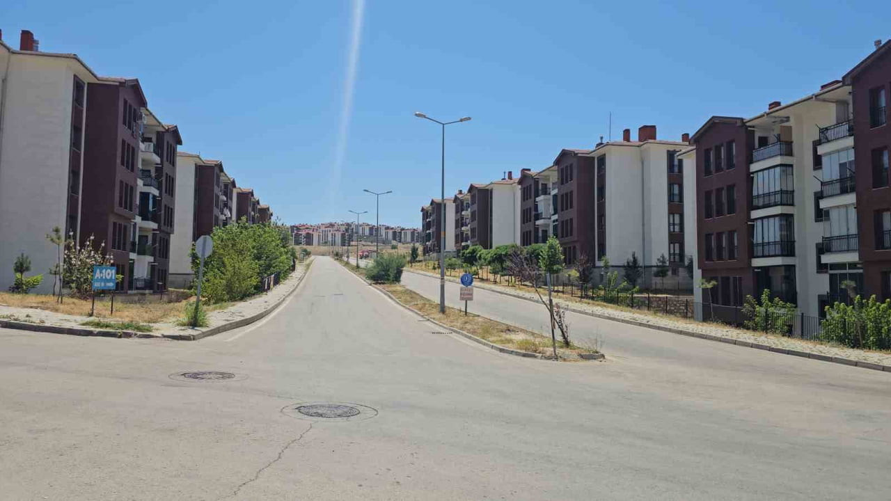 ELAZIĞ'DA SICAKLIKLARIN ARTMASIYLA BİRLİKTE CADDE VE SOKALAR BOŞ KALDI.
