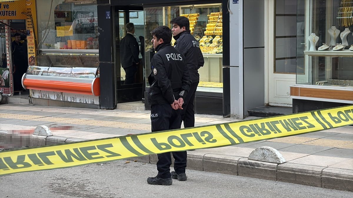 Elazığ'da silahlı kavga sonucu 1 kişi ağır yaralandı. Olay yerine polis ekipleri sevk...