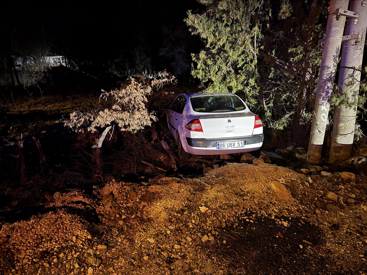 Elazığ'da sürücüsünün direksiyon hakimiyetini kaybetmesi sonucu yoldan çıkan otomobildeki 4 kişi...