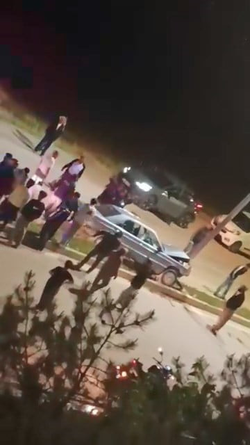 ELAZIĞ'DA SÜRÜCÜSÜNÜN DİREKSİYON HAKİMİYETİNİ KAYBETTİĞİ OTOMOBİL, AYDINLATMA DİREĞİNE ÇARPTI....