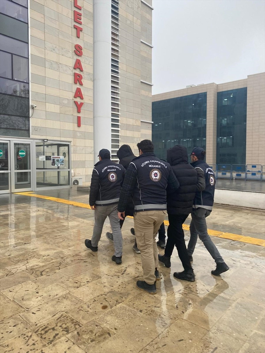 Elazığ'da yasa dışı yollarla yurda giren 16 düzensiz göçmen yakalandı, göçmen kaçakçılığı...