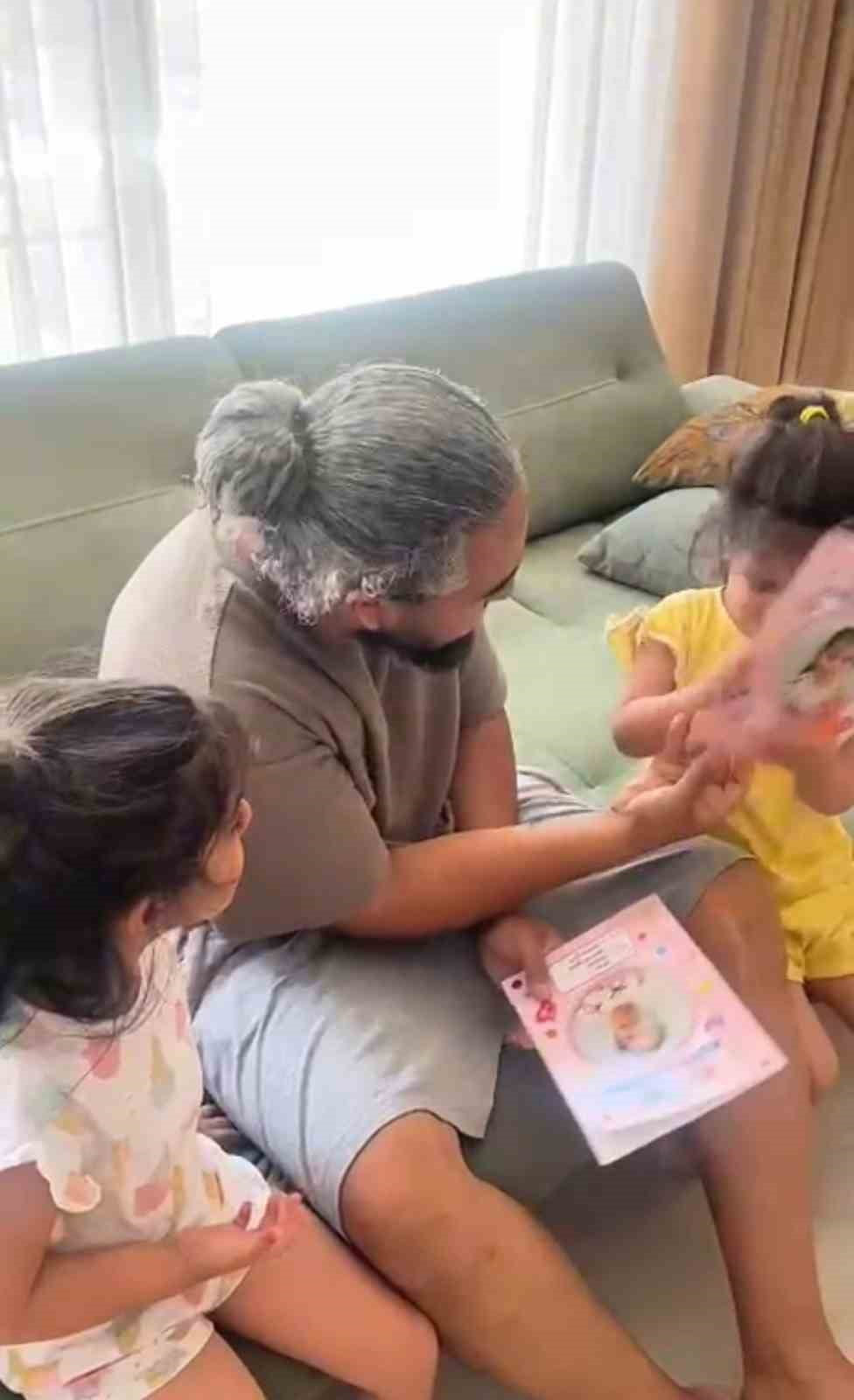 ELAZIĞ'DA YAŞAYAN MEHMET CAN DOĞAN'IN, ANAOKULUNDAN KARNE ALAN İKİZ KIZLARI MASAL VE ÖYKÜ'NÜN...