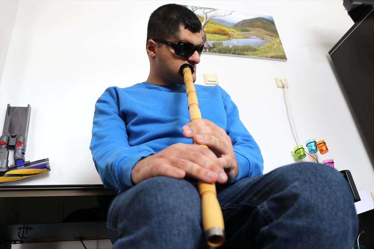 Elazığ'da yaşayan ve ailesinin desteğiyle başladığı müzikle karanlık dünyasını aydınlatan doğuştan...