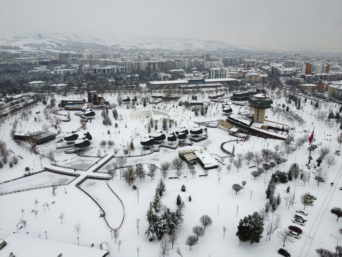 Elazığ'da yoğun kar yağışıyla beyaza bürünen kent merkezi havadan görüntülendi.