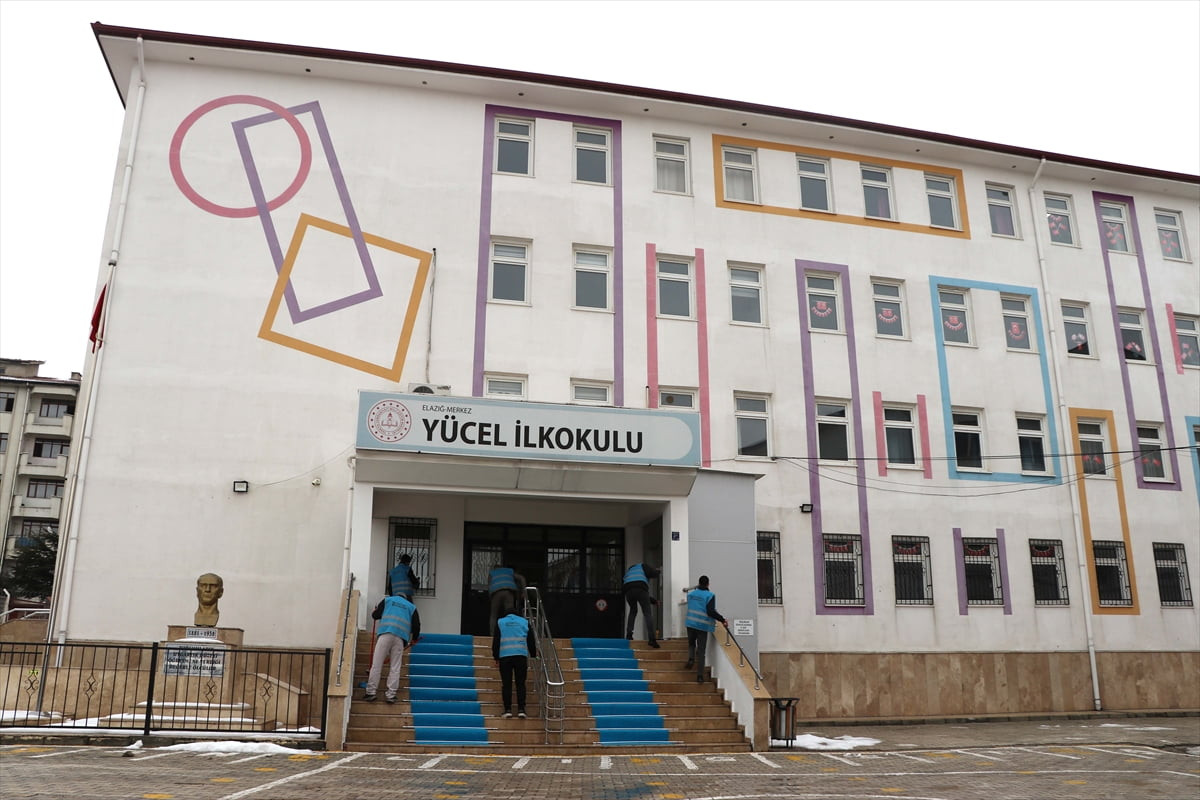  Elazığ'da yükümlüler, yarıyıl tatilinde görevlendirildikleri okulları temizleyerek ikinci döneme...