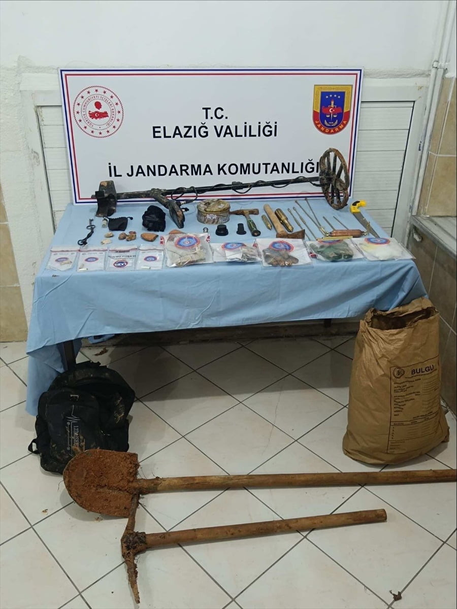 Elazığ'ın Ağın ilçesinde kaçak kazı yapan 3 şüpheli gözaltına alındı. Operasyonda testere, 4 metal...