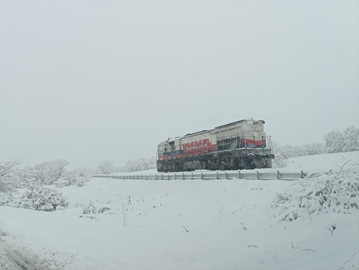Elazığ'ın Baskil ilçesinde lokomotifin hemzemin geçitte çarptığı otomobilin sürücüsü...