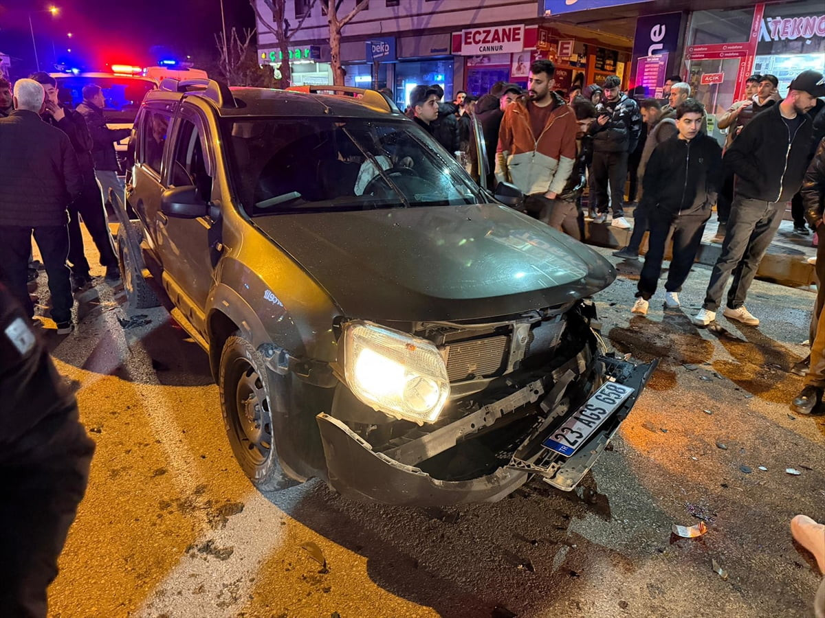 Elazığ'ın Karakoçan ilçesinde otomobil ile SUV tipi aracın çarpışması sonucu 3 kişi...