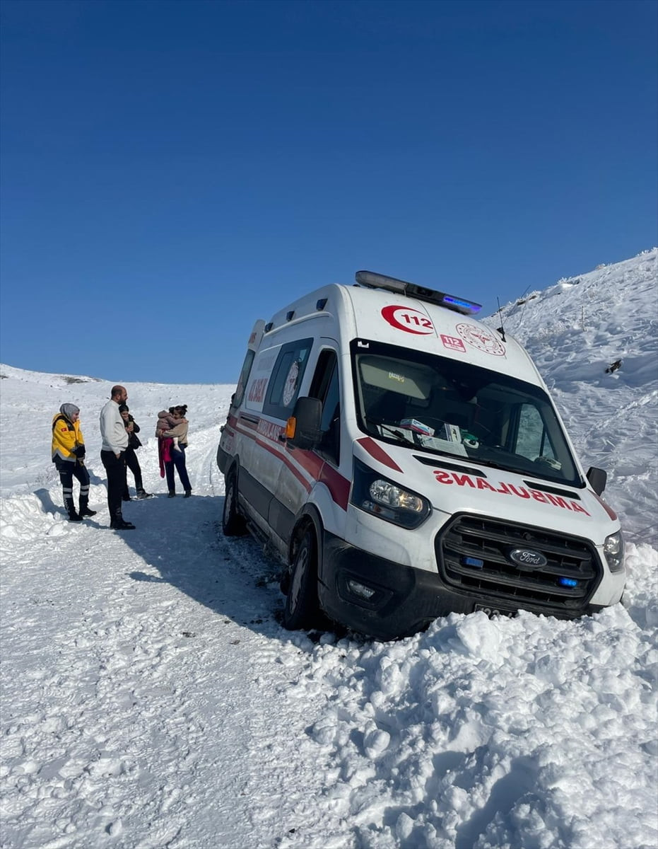 Elazığ'ın Karakoçan ilçesinde yoğun kar yağışı nedeniyle yolu kapanan köyde rahatsızlanan 3,5...