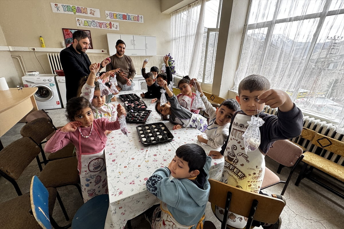 Elazığ'ın Keban ilçesinde Fevzi Çakmak İlkokulu'nda ana sınıfı ve ilkokul öğrencileri evlerden...