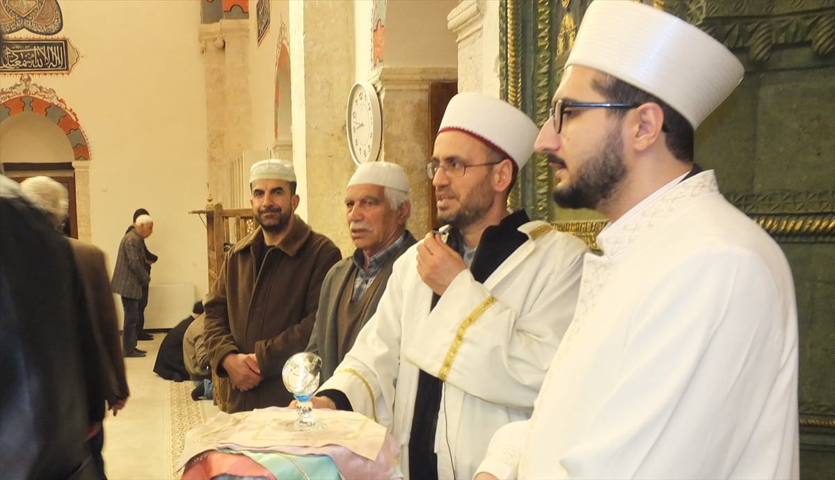 Elazığ'ın Keban ilçesinde Kadir Gecesi dolayısıyla Sakal-ı Şerif ziyarete açıldı. Yusuf Ziya Paşa...