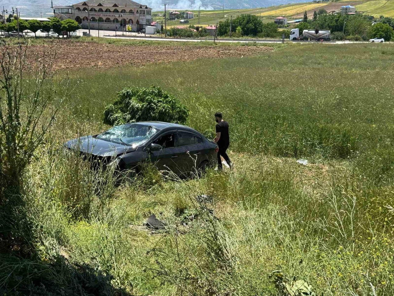 ELAZIĞ'IN KOVANCILAR İLÇESİ GİRİŞİNDE MEYDANA GELEN TRAFİK KAZASINDA, YOLDAN ÇIKARAK TARLAYA UÇAN...