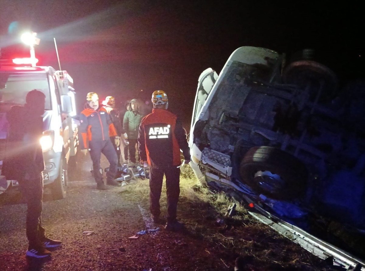  Elazığ'ın Sivrice ilçesinde devrilen kamyonun sürücüsü yaralandı.