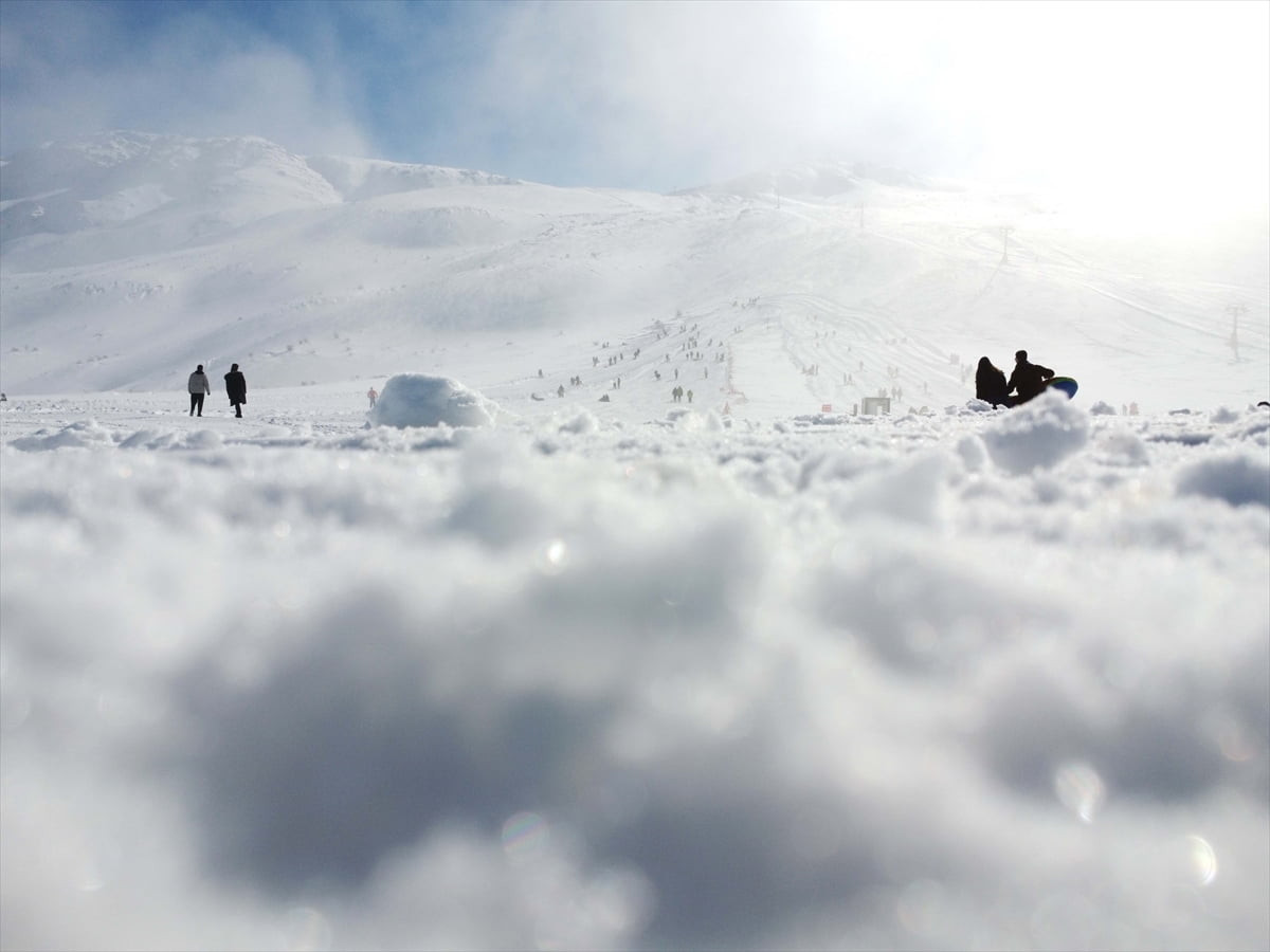 Elazığ'ın Sivrice ilçesinde göl manzarasıyla dikkati çeken Hazarbaba Kayak Merkezi'nde yarıyıl...