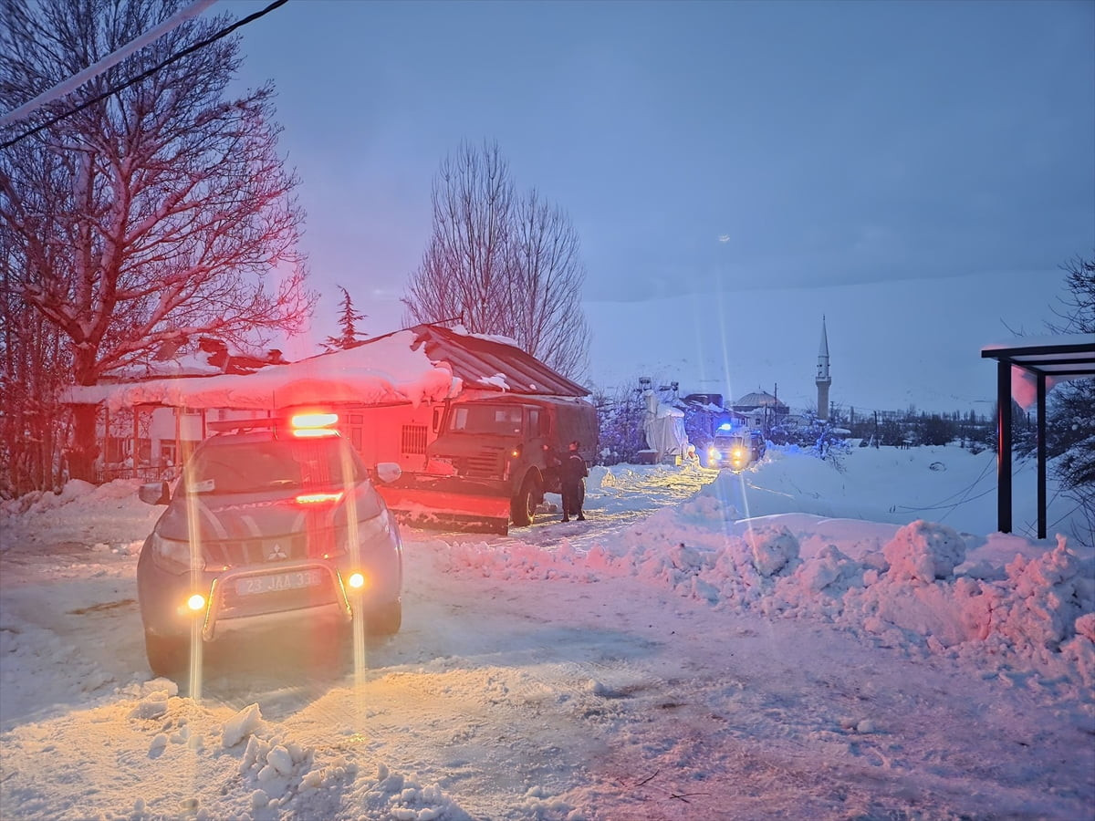 Elazığ'ın Sivrice ilçesinde, yolu kardan kapanan köydeki KOAH hastası, paletli ambulansla...