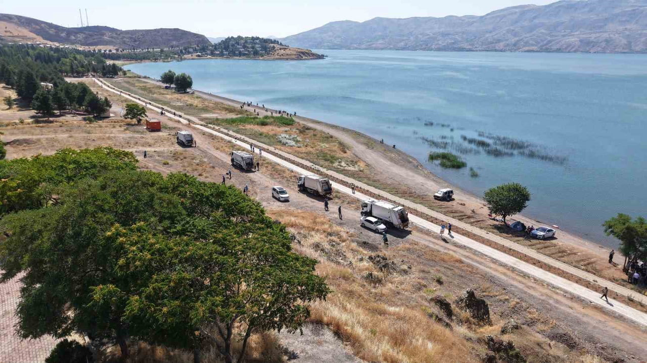 ELAZIĞ'IN SİVRİCE İLÇESİNDEKİ HAZAR GÖLÜ KIYISINDA ÇEVRE TEMİZLİĞİ YAPILDI.