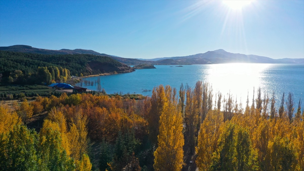 Elazığ'ın Sivrice ilçesindeki Hazar Gölü, sonbahar renkleriyle harmanlanan doğasıyla fotoğrafçılar...