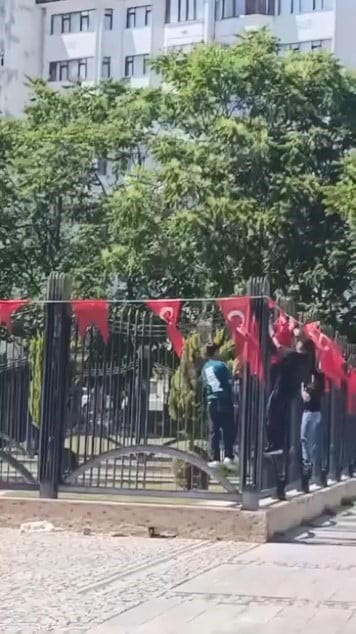 ELAZIĞ’DA 3 ÇOCUK, VALİLİK MEYDANINDA ASILI OLAN ‘TÜRK’ BAYRAKLARININ RÜZGARDAN DOLAYI TERS...