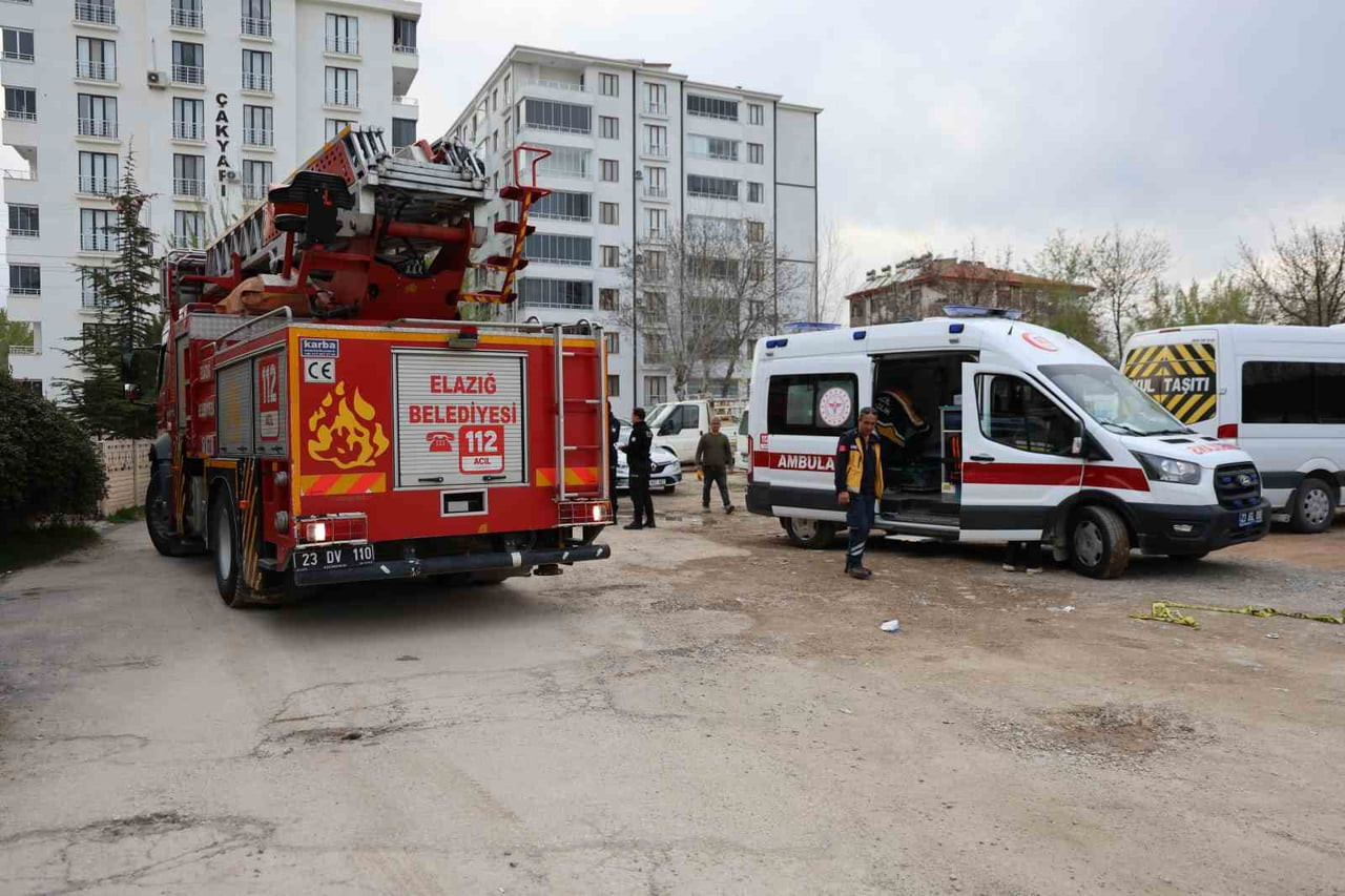 ELAZIĞ’DA 3 GÜNDÜR KENDİSİNDEN HABER ALINAMAYAN ŞAHIS, EKİPLER TARAFINDAN EVİNDE ÖLÜ...
