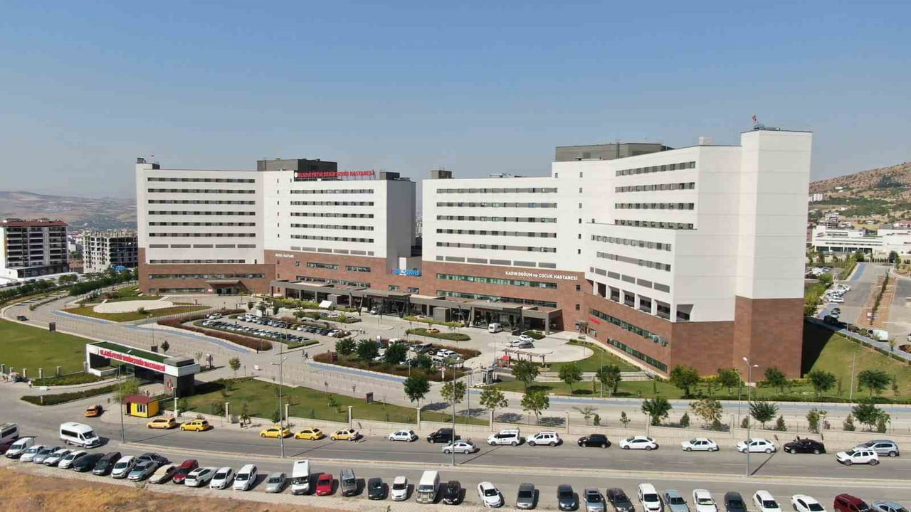 ELAZIĞ’DA 4 KATLI BİNANIN 3’ÜNCÜ KATINDAN DÜŞEN 4 YAŞINDAKİ ÇOCUK AĞIR YARALANDI