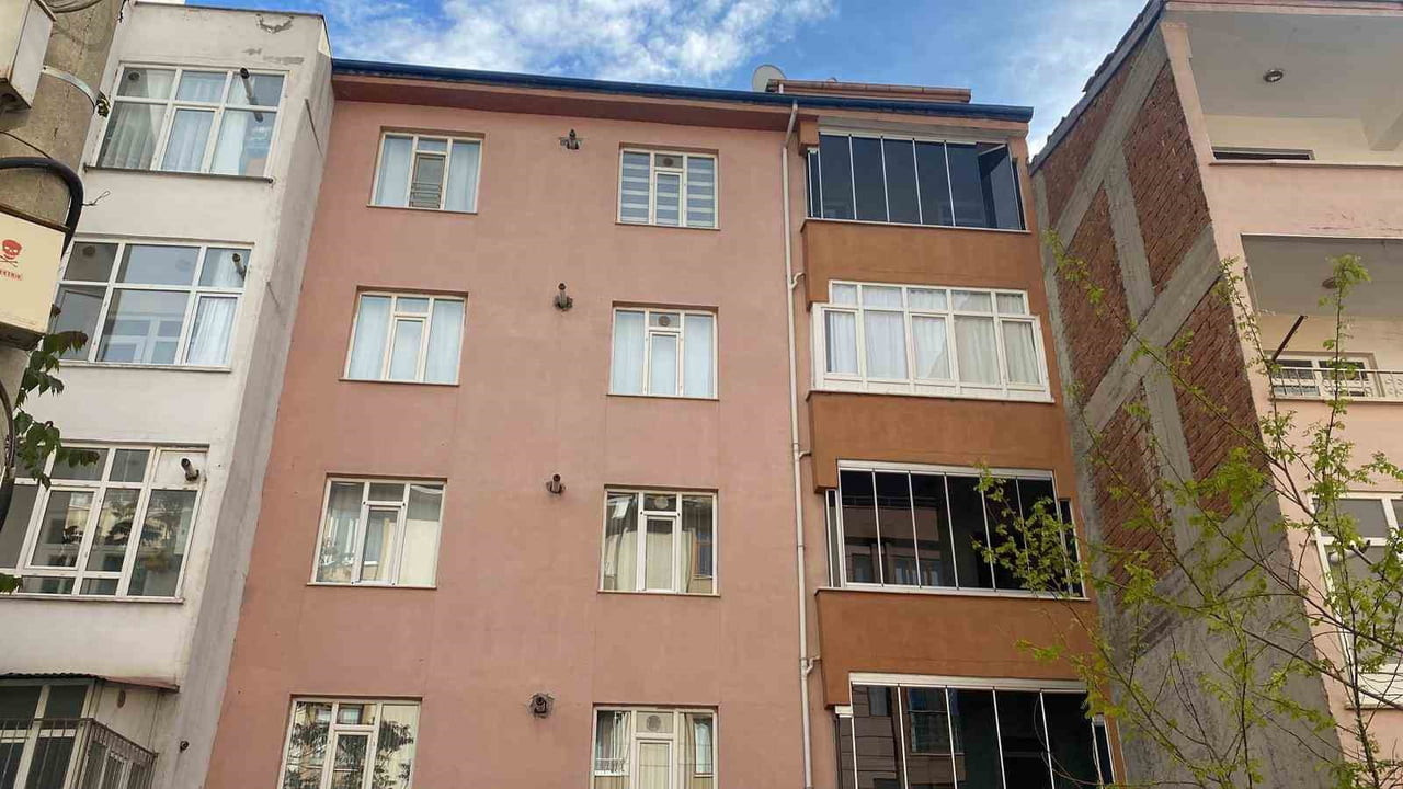 ELAZIĞ’DA 5’İNCİ KATTAN DÜŞEN 17 YAŞINDAKİ GENÇ KIZ AĞIR YARALANDI