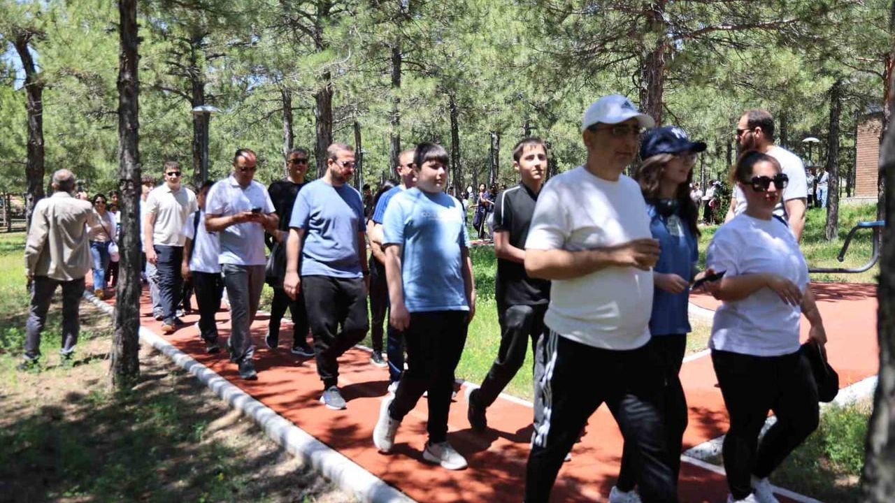 Elazığ'da Ailelerle Sağlıklı Yürüyüş Etkinliği