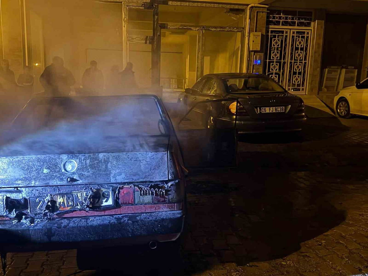 ELAZIĞ’DA ALEV ALEV YANAN TOFAŞ MARKA OTOMOBİL, KULLANILMAZ HALE GELDİ.