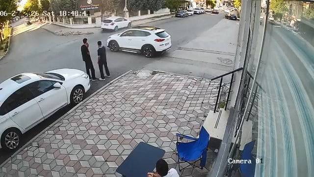ELAZIĞ’DA ARA YOLDAN KONTROLSÜZ OLARAK CADDEYE ÇIKAN CİP, BİR OTOMOBİLİN KAZA YAPMASINA SEBEP...