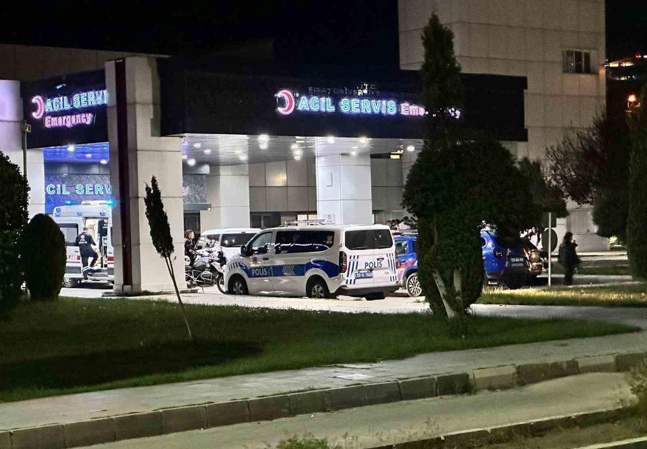 ELAZIĞ’DA ARALARINDA AKÜDEN DOLAYI ALACAK MESELESİ BULUNAN İKİ ÇOCUK ARASINDA ÇIKAN BIÇAKLI...