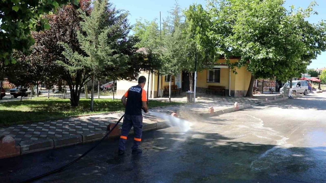 ELAZIĞ’DA BELEDİYE EKİPLERİ TARAFINDAN KENT GENELİNDEKİ TEMİZLİK FAALİYETLERİ YOĞUN BİR ŞEKİLDE...