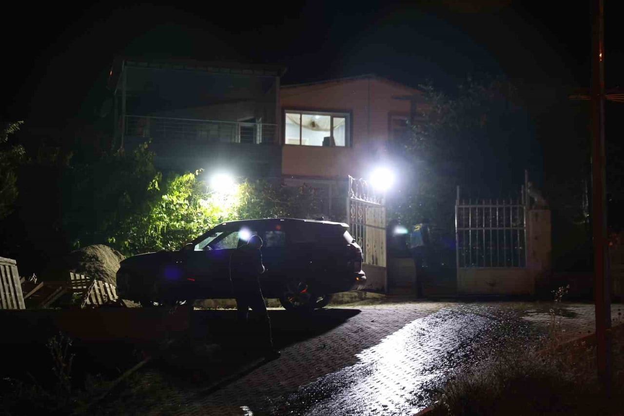 ELAZIĞ’DA BİR GRUP, HUSUMETLİLERİNİN OLDUĞU EVİ TARADI. OLAYDA EVİN İÇERİSİNDE BULUNAN 4 KİŞİ...